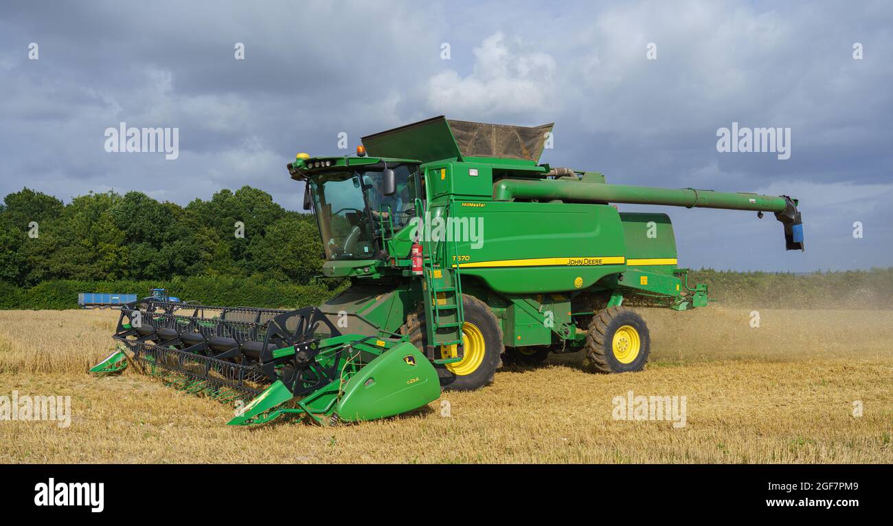 Ein John Deere Hillmaster T670 Mähdrescher in Aktion sammeln die Weizenernte Stockfoto