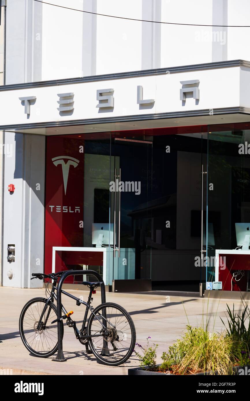 Vor dem Tesla Showroom, 3rd Street Promenade, Santa Monica, Los Angeles, Kalifornien, geparkt, Vereinigte Staaten von Amerika. Stockfoto