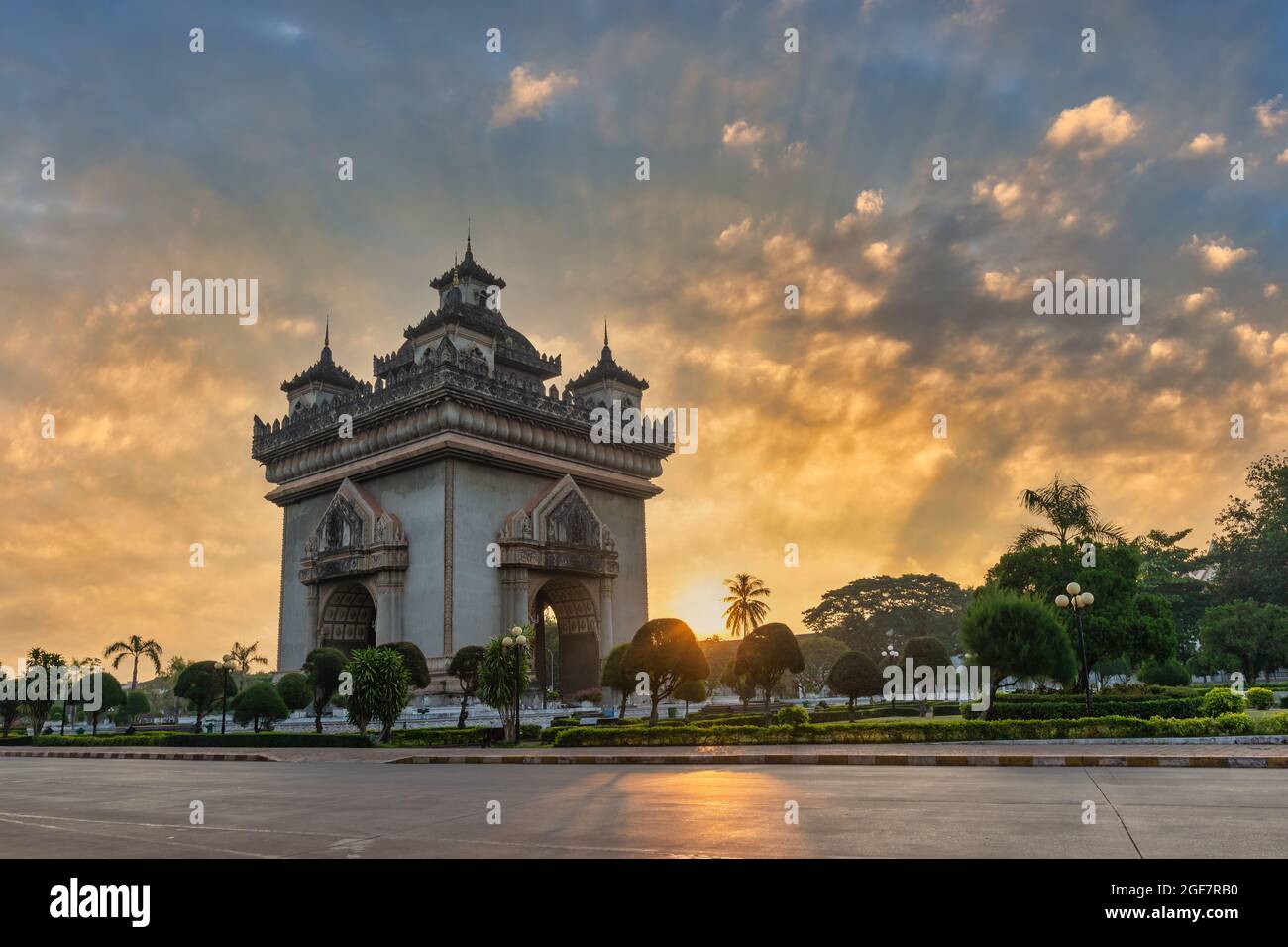 Vientiane Laos, die Skyline der Stadt bei Sonnenaufgang in Patuxai (Patuxay), dem berühmtesten Wahrzeichen von Vientiane Stockfoto