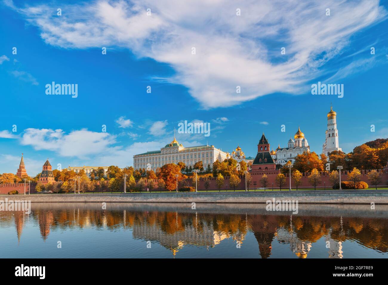 Moskau Russland, Skyline am Kremlpalast und dem Moskauer Fluss mit Herbstfärbung Stockfoto