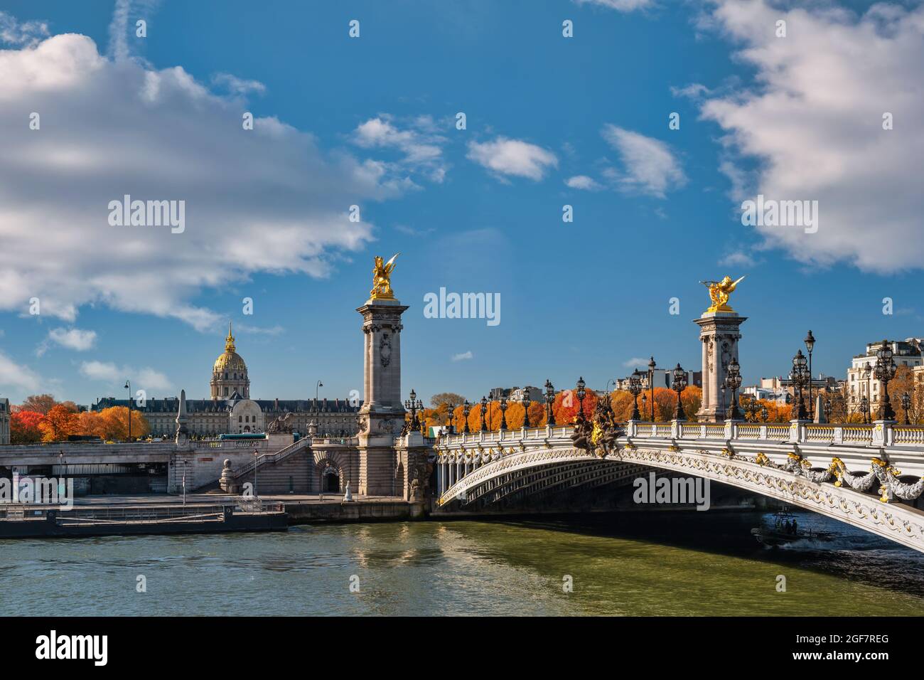 Paris Frankreich, Skyline der Stadt an der seine-Brücke Pont-Alexandre-III und Esplanade des Invalides mit Herbstlaub Stockfoto