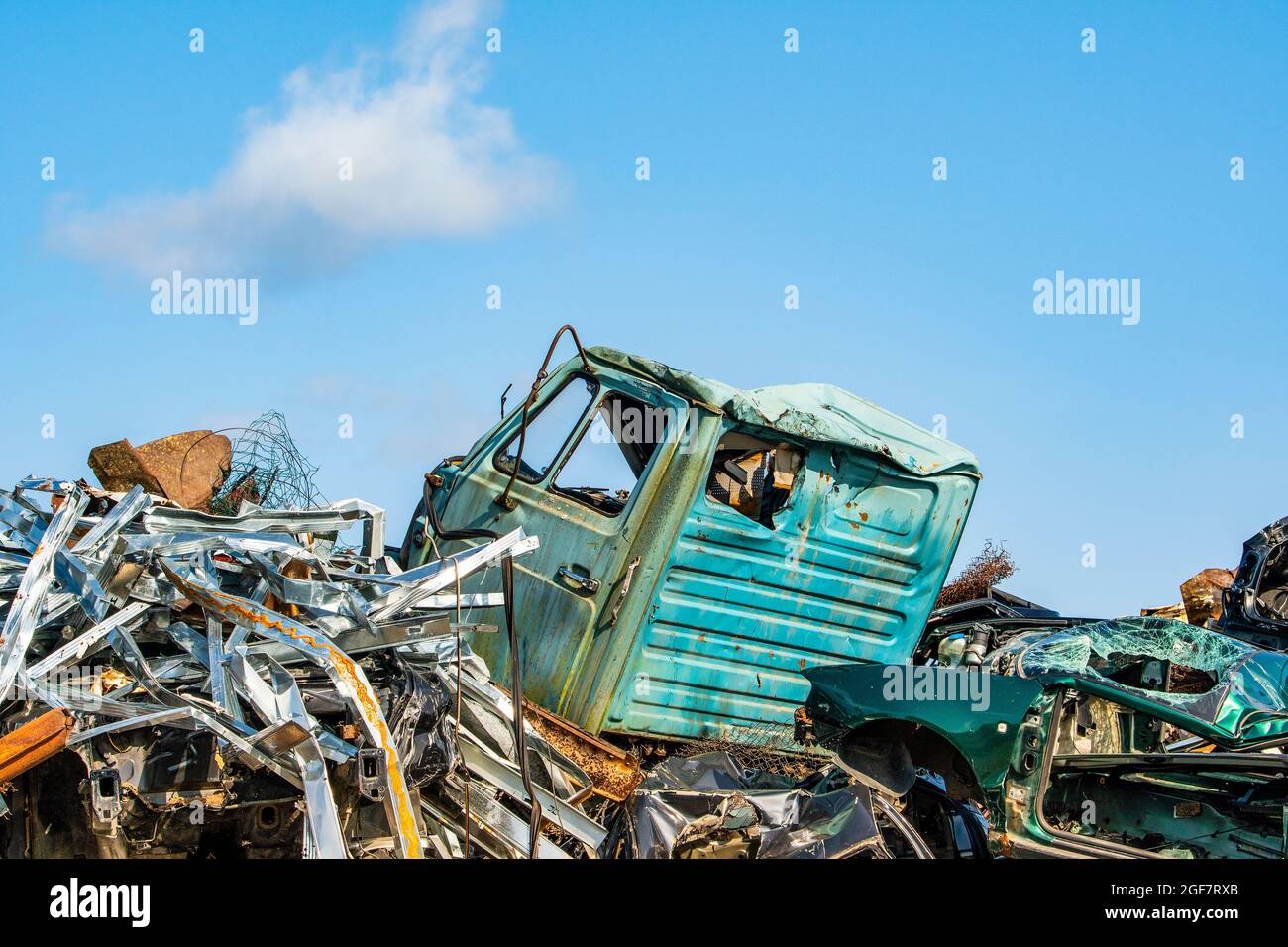 Alte, beschädigte, zerstörte Autos auf dem Schrottplatz warten auf das Recycling Stockfoto