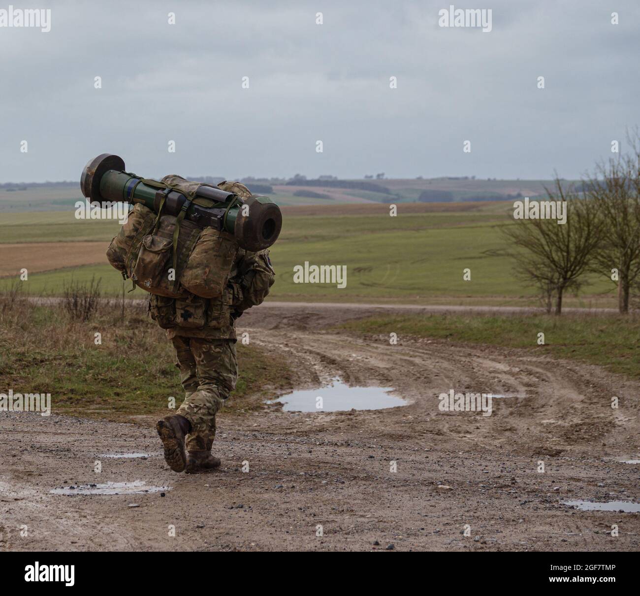 Britischer Soldat, der eine 8 Meilen lange Kampfeignungstest-Tabbing-Übung mit voll beladenem 25kg bergen und NLAW (MBT-LAW, RB-57) Panzerabwehrführer absolviert Stockfoto