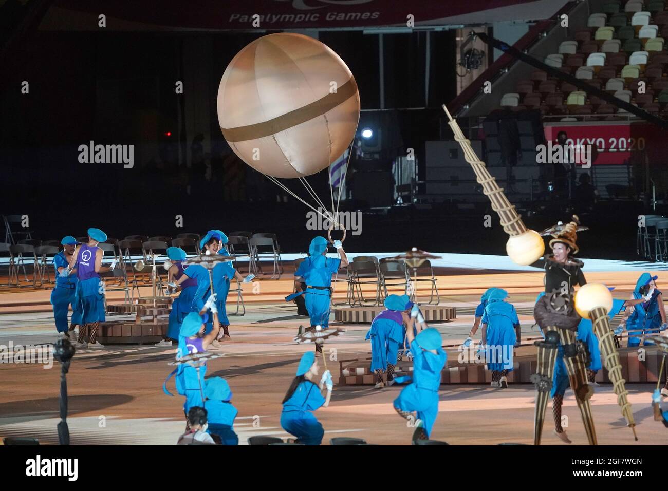 24. August 2021, Japan, Tokio: Paralympics: Eröffnungsfeier im Olympiastadion. Tänzer treten bei der Eröffnungszeremonie auf. Foto: Marcus Brandt/dpa Stockfoto