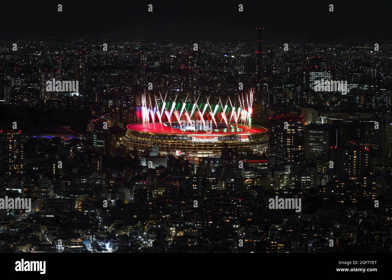 Tokio, Japan. August 2021. Das Feuerwerk über dem Olympiastadion während der Eröffnungszeremonie der Paralympischen Spiele von Tokio 2020 wird vom Shibuya Sky in Tokio, Japan, am 24. August 2021, aus gesehen. Quelle: Du Xiaoyi/Xinhua/Alamy Live News Stockfoto