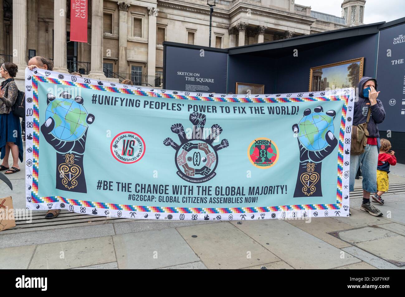 London, Großbritannien. August 2021. Die Demonstranten der Extinction Rebellion halten in London ein Banner und blockieren Straßen, indem sie einen Protest veranstalten, bei dem einige Mitglieder ihre Arme unter Transportern verriegeln, um Straßen im Westen und in der Stadt zu blockieren. (Foto von Dave Rushen/SOPA Images/Sipa USA) Quelle: SIPA USA/Alamy Live News Stockfoto