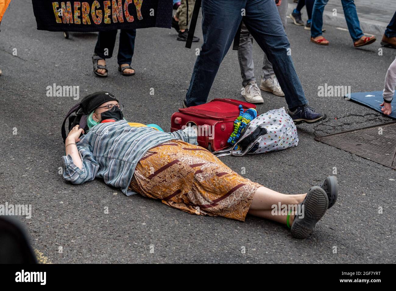 London, Großbritannien. August 2021. Ein Aussterben Rebellion während des Protestes in London sind Demonstranten auf dem Weg, um ihn zu blockieren. (Foto von Dave Rushen/SOPA Images/Sipa USA) Quelle: SIPA USA/Alamy Live News Stockfoto