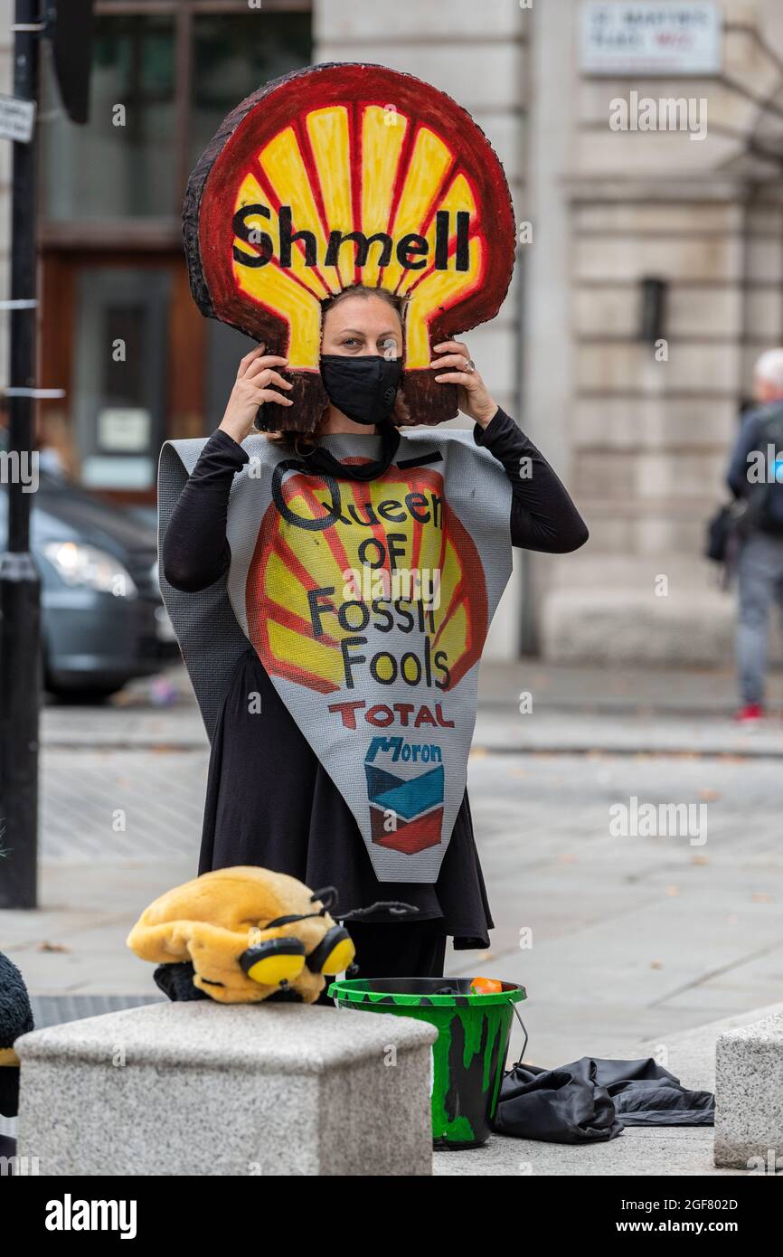 London, Großbritannien. August 2021. Ein Protestant des Aussterbungsaufstands sah während des Protestes in London gegen Ölgesellschaften protestieren. (Bild: © Dave Rushen/SOPA Images via ZUMA Press Wire) Stockfoto