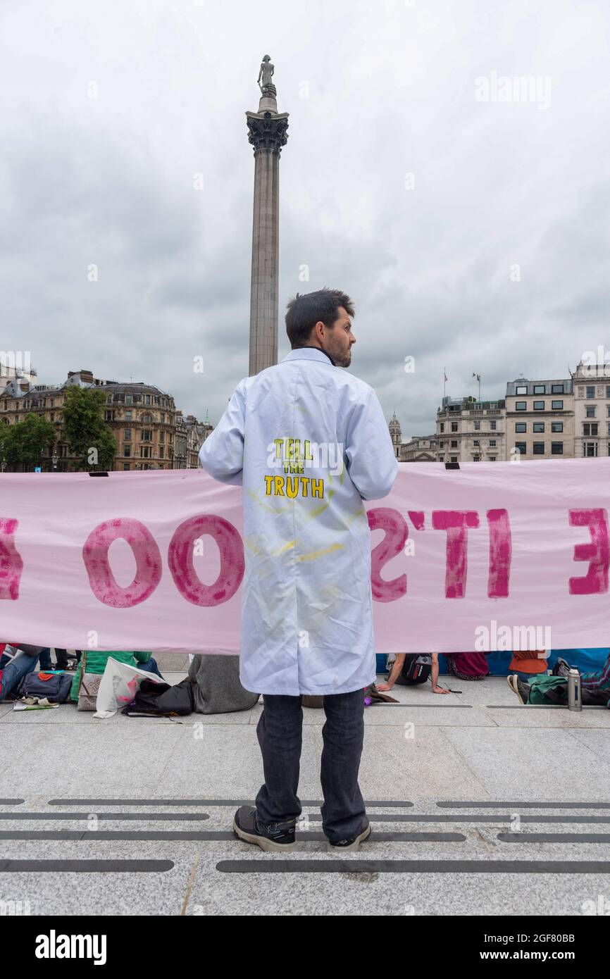 London, Großbritannien. August 2021. Ein Protestkundgebender des Aussterbens mit Tell the Truth auf dem Rücken während des Protestes in London. (Bild: © Dave Rushen/SOPA Images via ZUMA Press Wire) Stockfoto