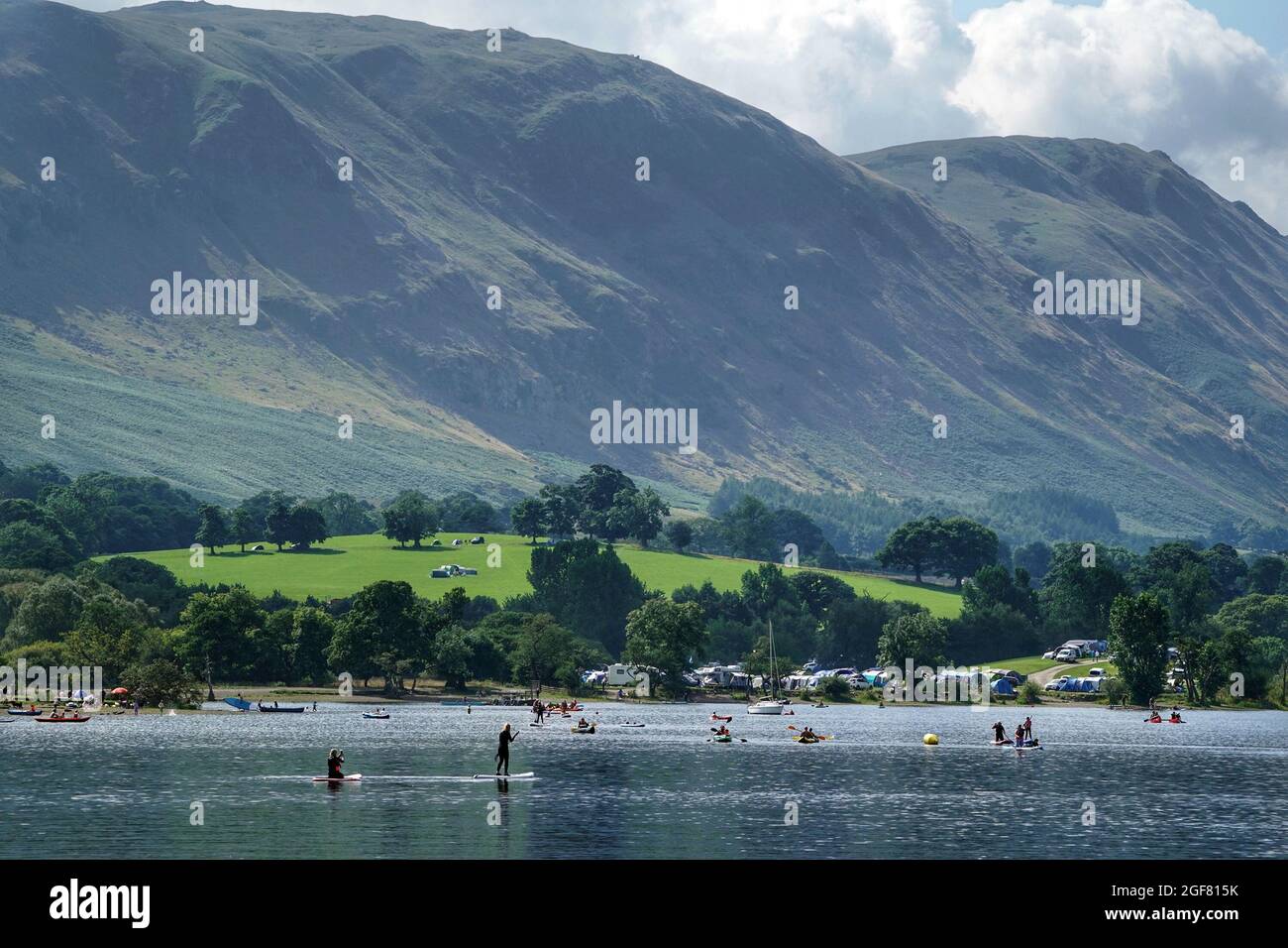 Die Menschenmassen genießen das gute Wetter in Ullswater im Lake District, während Besucher von Cumbria nach einem starken Anstieg der Coronavirus-Fälle in der Region aufgefordert werden, einen lateralen Durchflusstest zu machen, bevor sie in die Grafschaft reisen. Bilddatum: Dienstag, 24. August 2021. Stockfoto