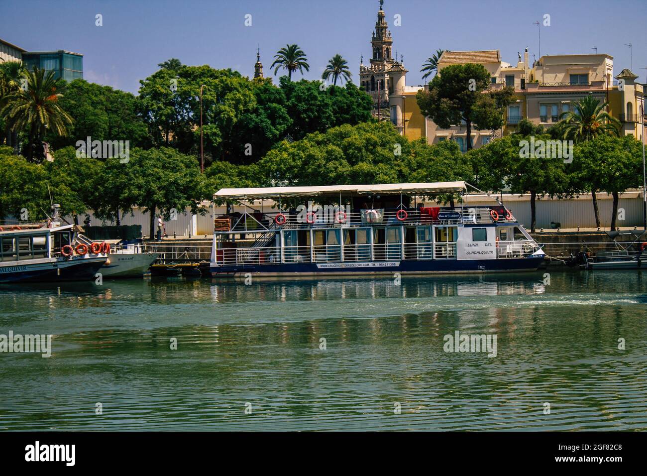 Sevilla Spanien 21. August 2021 Touristenboote auf dem Guadalquivir-Fluss, der Sevilla durchquert, einer emblematischen Stadt und Hauptstadt der Region Andalu Stockfoto