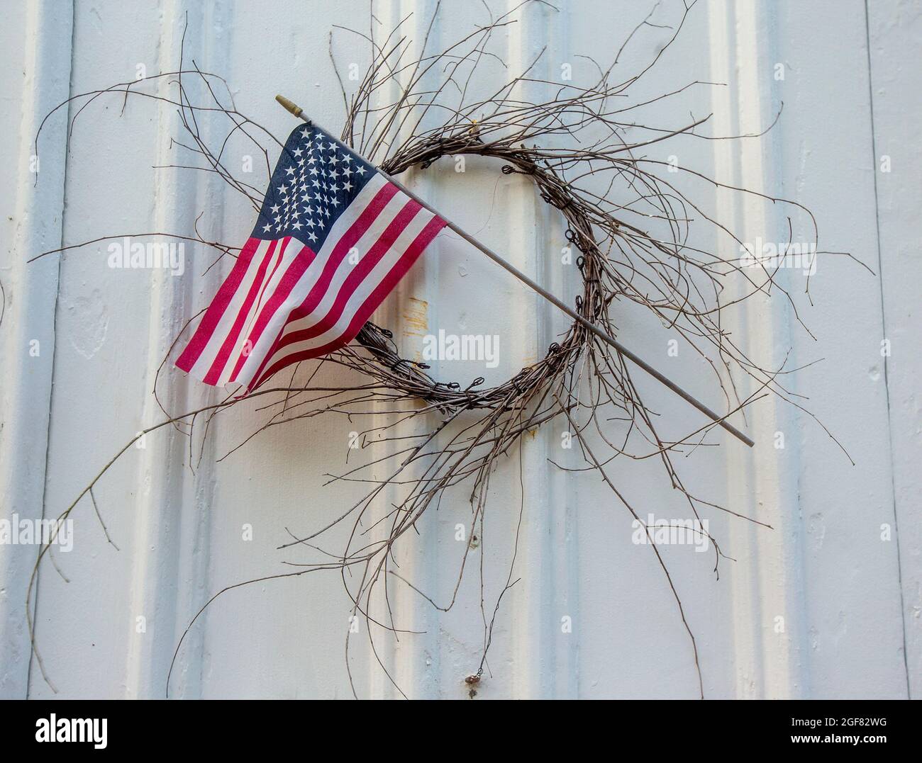 Flagge der Vereinigten Staaten und ein Kranz an einer Kirchentür in Orient, NY Stockfoto