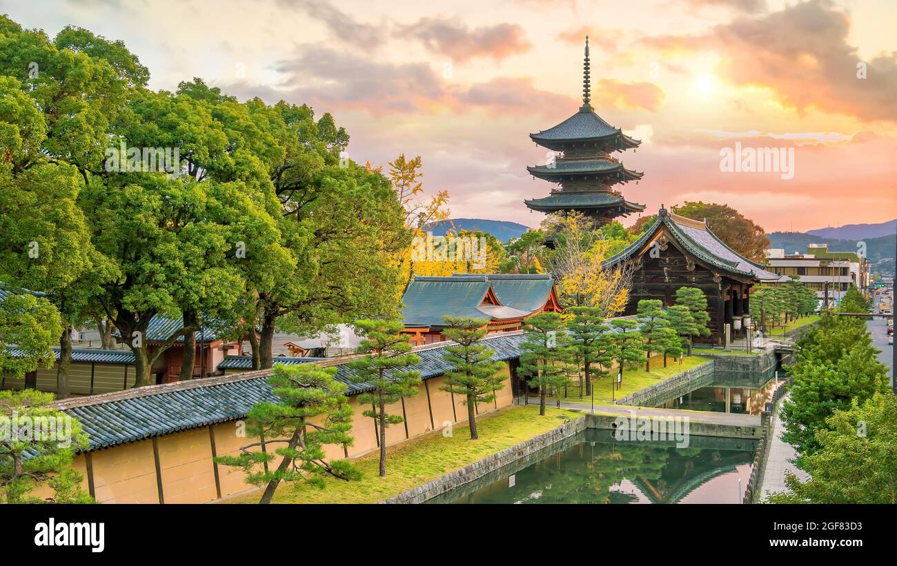 Toji-Tempel und Holz-Pagode im Herbst Kyoto, Japan Sonnenuntergang Stockfoto
