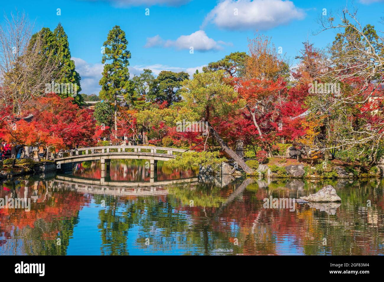 Herbstlaub Garten und Teich am Eikando Tempel in Kyoto, Kansai, Japan Stockfoto