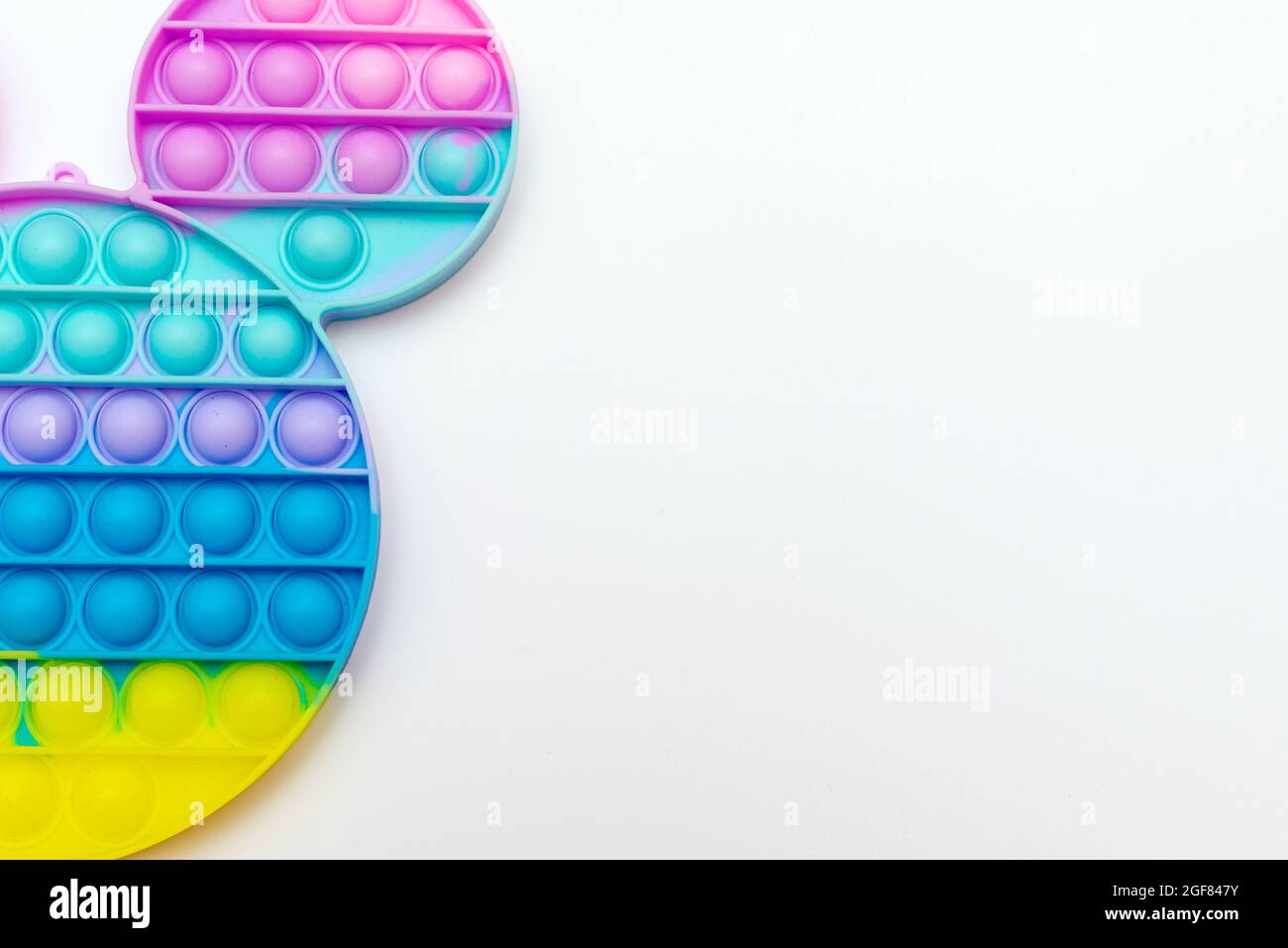 Farbe sensorische Pop it Antistress Spielzeug für Kinder. regenbogen auf weißem Hintergrund geformt.Pop it trendy Spielzeug.Copy Raum. Stockfoto