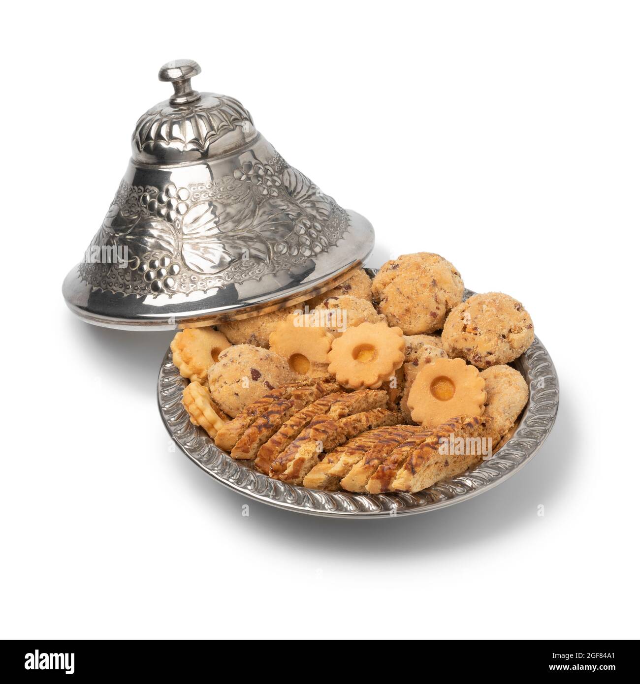 Traditionelle Metall-Tajine mit hausgemachten marokkanischen Cookies isoliert auf weißem Hintergrund Stockfoto