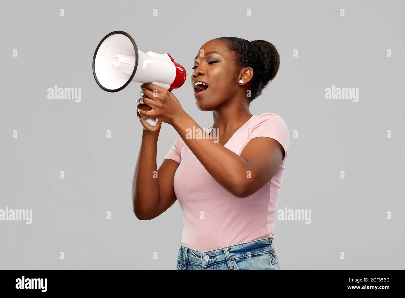 Afrikanische amerikanische Frau über grauer Hintergrund Stockfoto