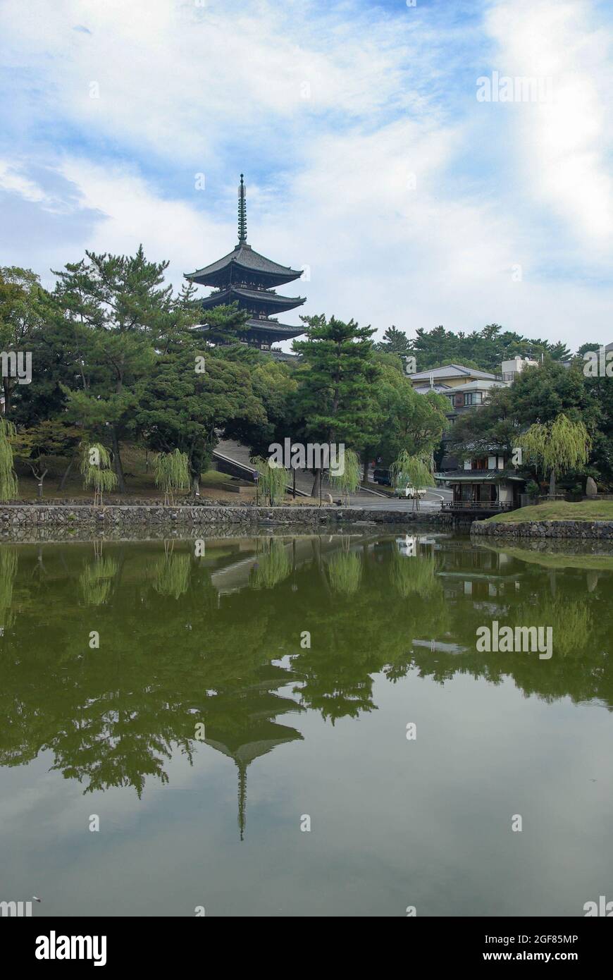 Spiegelung der Kofukuji-Pagode mit fünf Stockwerken im Sarusawa-Teich, Nara, Präfektur Nara, Japan Stockfoto