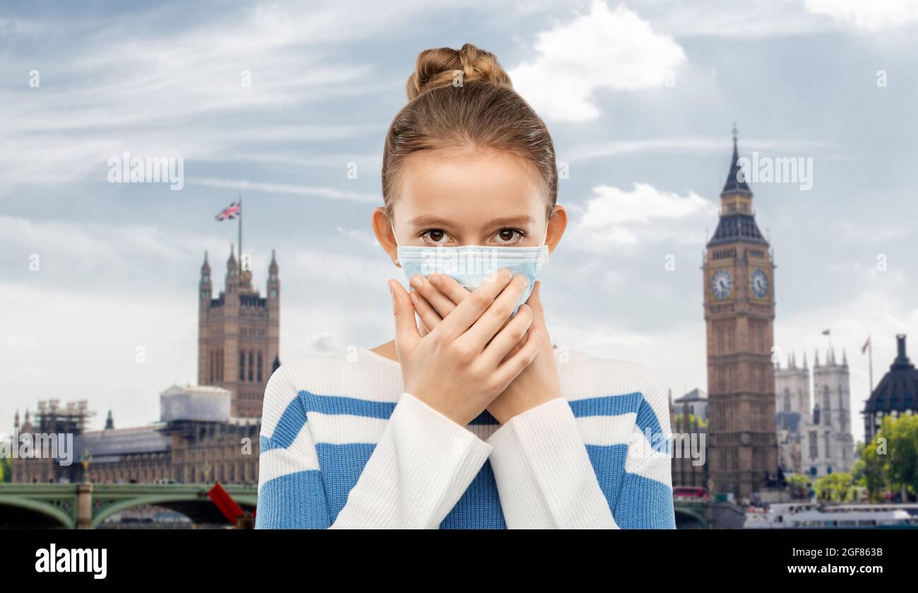 Teenagermädchen in schützender medizinischer Maske in london Stockfoto