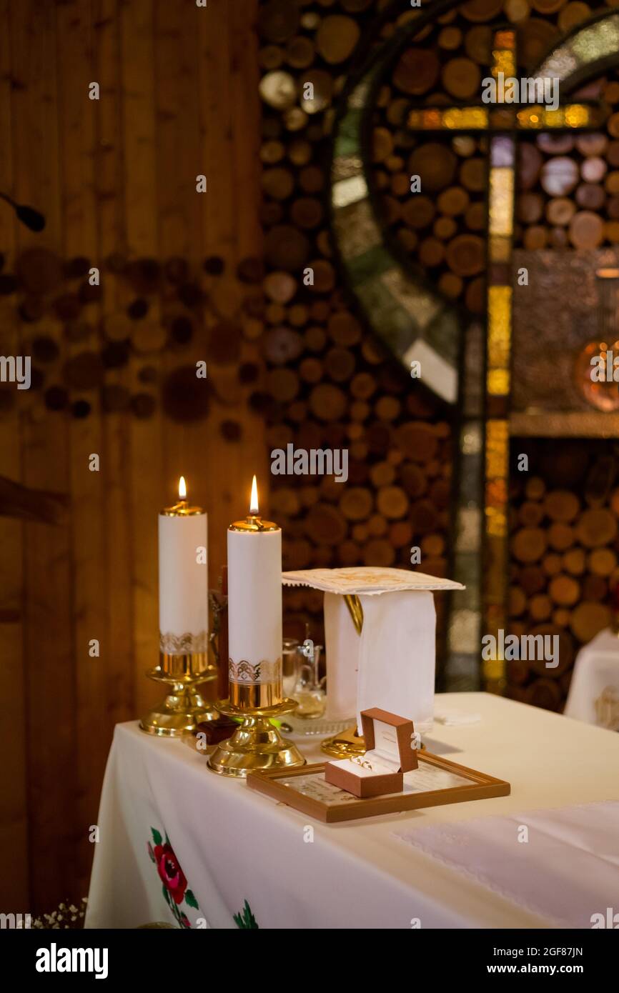 Christian detaill - Berge Kirche Volksdekoration für Hochzeitszeremonie. Romantisches Blumenkonzept. Stockfoto
