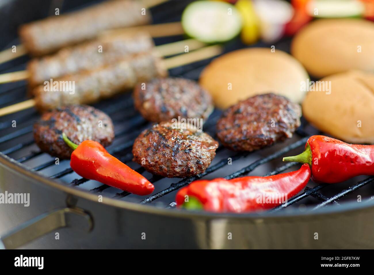 Grillen Sie Kebab Fleisch und Gemüse auf dem Grill Stockfoto