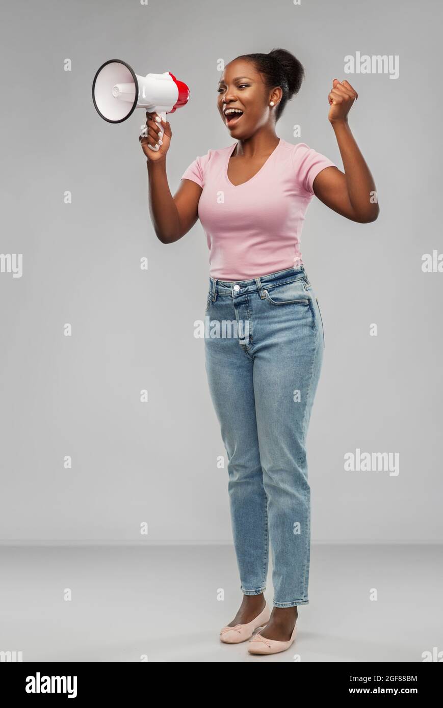 Afrikanische amerikanische Frau über grauer Hintergrund Stockfoto