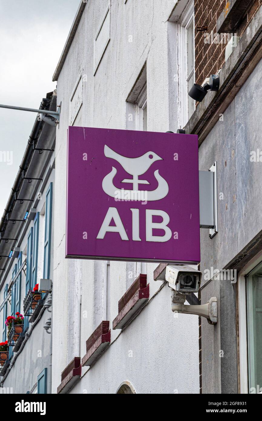 Kinsale, Irland - 13. Juli 2021: Das Zeichen für die AIB Bank im Kinsale Country Cork Stockfoto