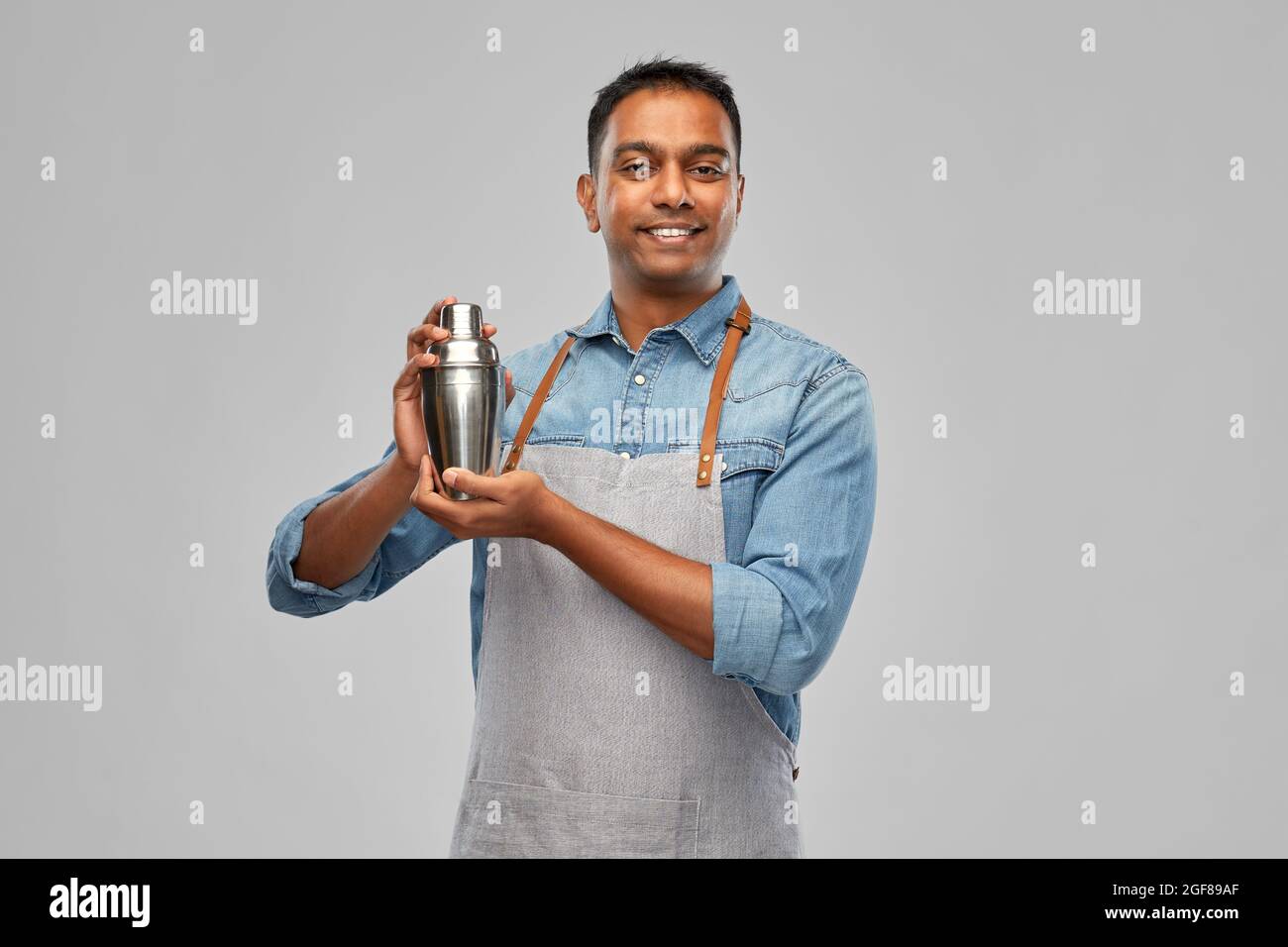 indischer Barkeeper im Vorfeld mit Cocktailshaker Stockfoto