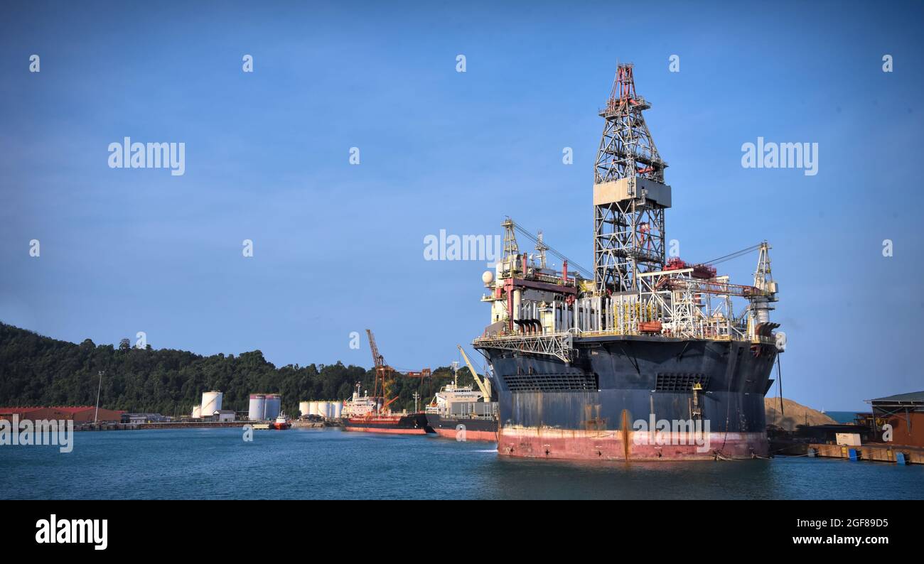 Rundes, rundes FPSO neben dem Hafen für Wartungs- und Inspektionsinspektionen Stockfoto