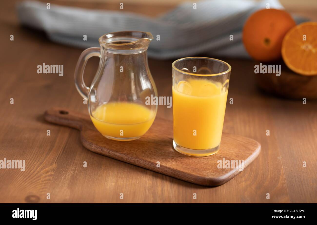 Stillleben von Krug und Glas mit frischem Orangensaft Stockfoto