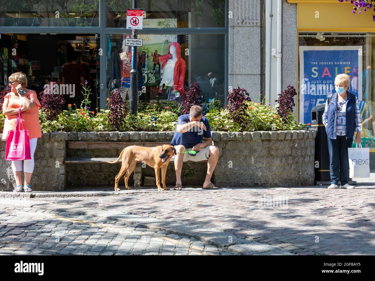 Truro, Großbritannien. August 2021. Die Menschen genießen den herrlichen Sonnenschein in Truro, Cornwall, einige aßen Alfresco und nahmen eine Pause von der Einkaufstherapie, während andere Besucher die atemberaubende Kathedrale genossen. Die Prognose ist für 19C, sonnige Intervalle und eine leichte Brise. Kredit: Keith Larby/Alamy Live Nachrichten Stockfoto