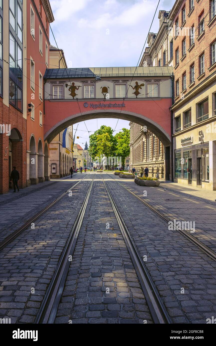 MÜNCHEN, 20. Mai 2018: Eine vertikale Aufnahme eines Logos einer Bank auf einem Gebäude. Stockfoto