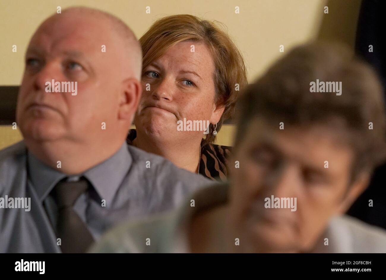 L-R Peter McMahon, Connie McCready und Jane Morrison Mitglieder der schottischen Zweigstelle der britischen Gruppe Covid-19 Hinterbliebene Familien für Gerechtigkeit bei einer Medienkonferenz im Marriott Hotel, Glasgow, Nach der Ankündigung, dass die schottische Regierung bis Ende des Jahres eine unabhängige Untersuchung über den Umgang mit der Covid-19-Pandemie beginnen wird. Bilddatum: Dienstag, 24. August 2021. Stockfoto