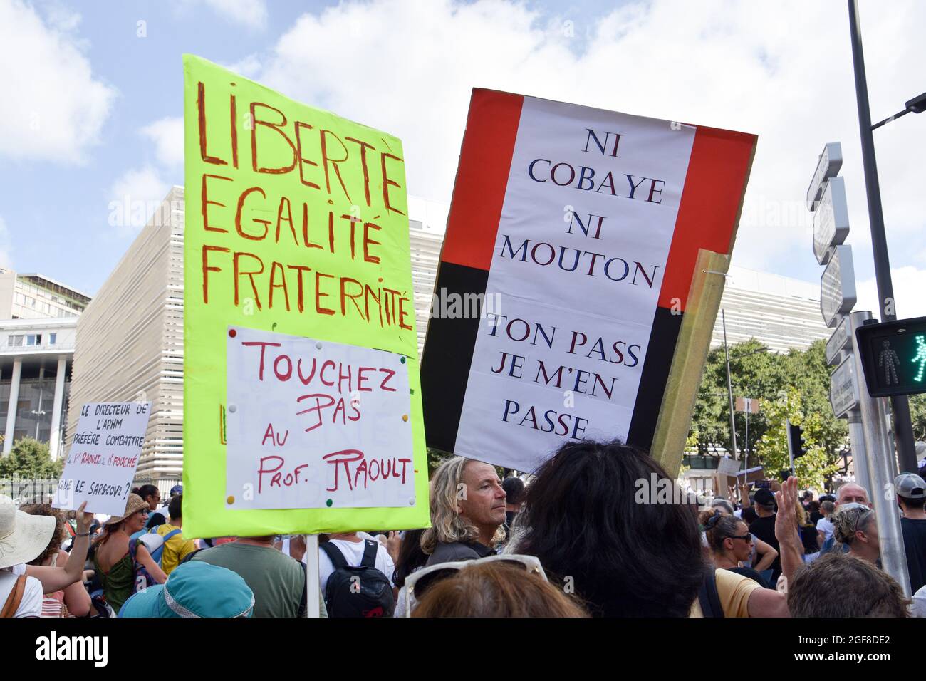 Die Demonstranten halten während der Demonstration Plakate, auf denen ihre Meinung zum Ausdruck kommt. Tausende von Menschen demonstrierten gegen den Gesundheitspass in Marseille, Frankreich. Der französische Präsident Emmanuel Macron kündigte unter den neuen Anti-Covid-19-Maßnahmen einen „Gesundheitsausweis“ an, der notwendig sein wird, um Café-Terrassen, Restaurants, Kinos, Theater und andere Kultur- und Freizeitangebote zu besuchen, um die Ausbreitung des Covid-19-Virus einzudämmen. Stockfoto