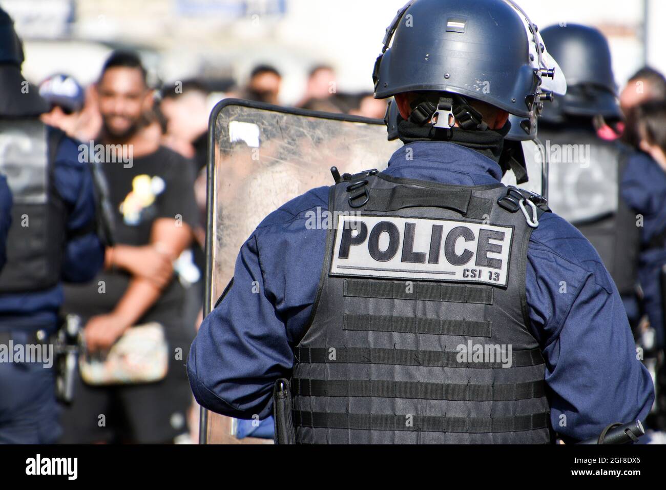 Marseille, Frankreich. August 2021. Polizisten stehen während der Demonstration auf Wache. Tausende von Menschen demonstrierten gegen den Gesundheitspass in Marseille, Frankreich. Der französische Präsident Emmanuel Macron kündigte unter den neuen Anti-Covid-19-Maßnahmen einen „Gesundheitsausweis“ an, der notwendig sein wird, um Café-Terrassen, Restaurants, Kinos, Theater und andere Kultur- und Freizeitangebote zu besuchen, um die Ausbreitung des Covid-19-Virus einzudämmen. (Foto von Gerard Bottino/SOPA Images/Sipa USA) Quelle: SIPA USA/Alamy Live News Stockfoto