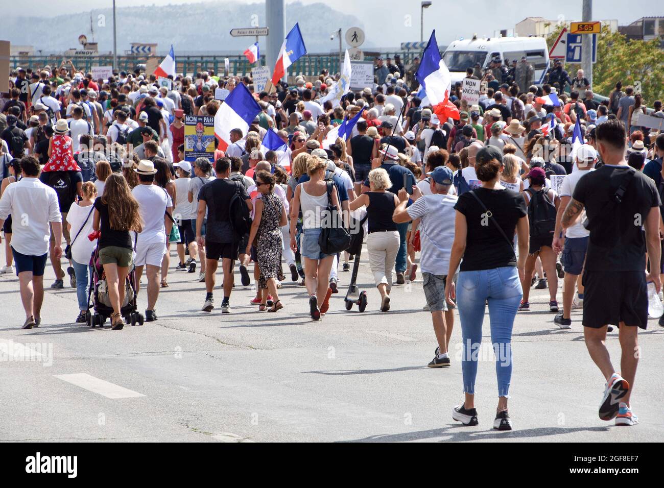 Marseille, Frankreich. August 2021. Während der Demonstration marschieren Demonstranten durch die Straßen.Tausende von Menschen demonstrierten gegen den Gesundheitspass in Marseille, Frankreich. Der französische Präsident Emmanuel Macron kündigte unter den neuen Anti-Covid-19-Maßnahmen einen „Gesundheitsausweis“ an, der notwendig sein wird, um Café-Terrassen, Restaurants, Kinos, Theater und andere Kultur- und Freizeitaktivitäten zu besuchen, um die Ausbreitung des Covid-19-Virus einzudämmen. (Bild: © Gerard Bottino/SOPA Images via ZUMA Press Wire) Stockfoto