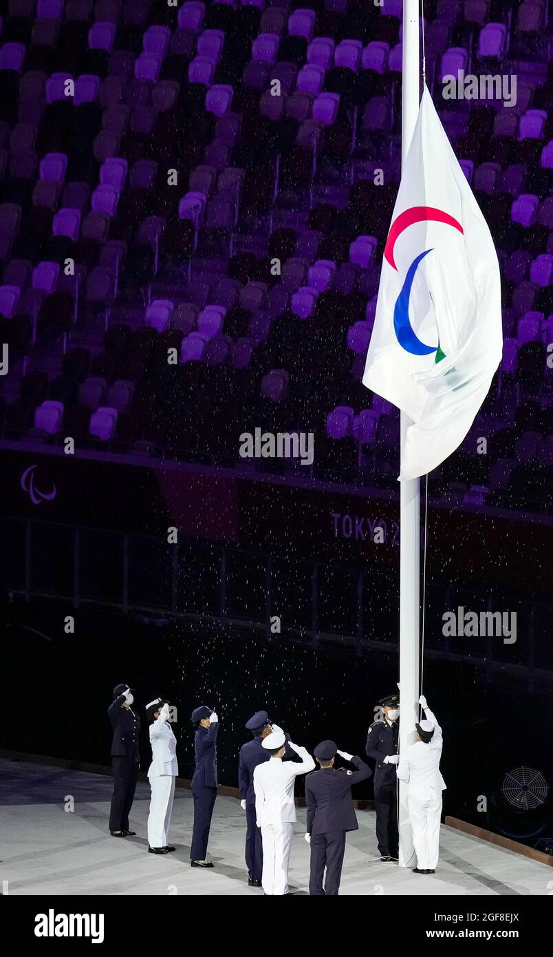 Tokio, Japan. August 2021. Die Paralympische Flagge wird während der Eröffnungszeremonie der Paralympischen Spiele 2020 in Tokio, Japan, am 24. August 2021, angehoben. Quelle: Zhang Cheng/Xinhua/Alamy Live News Stockfoto