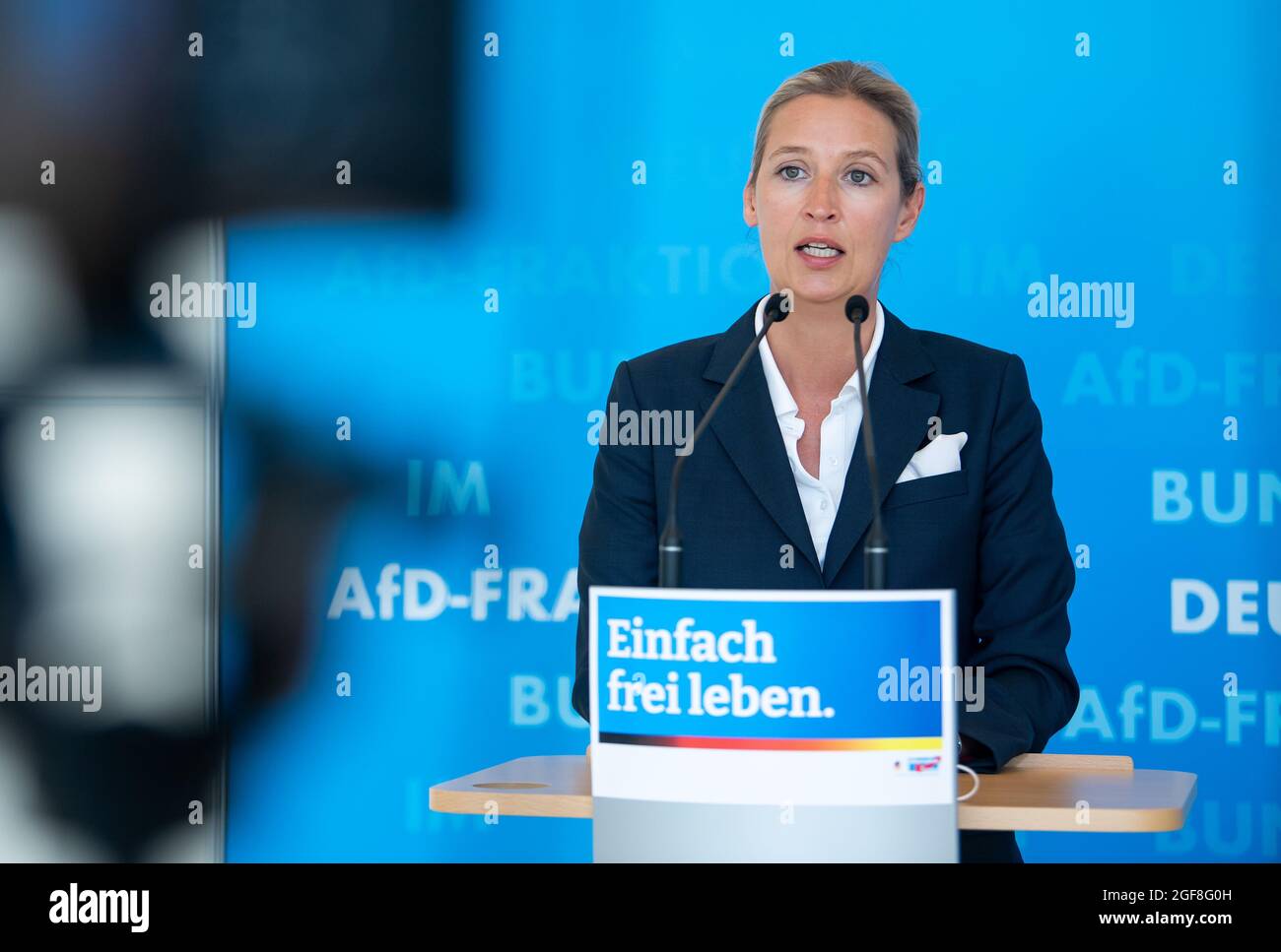 Berlin, Deutschland. August 2021. Alice Weidel, Fraktionsvorsitzende der AfD im Bundestag, spricht vor der Fraktionssitzung der AfD im Deutschen Bundestag. Quelle: Bernd von Jutrczenka/dpa/Alamy Live News Stockfoto