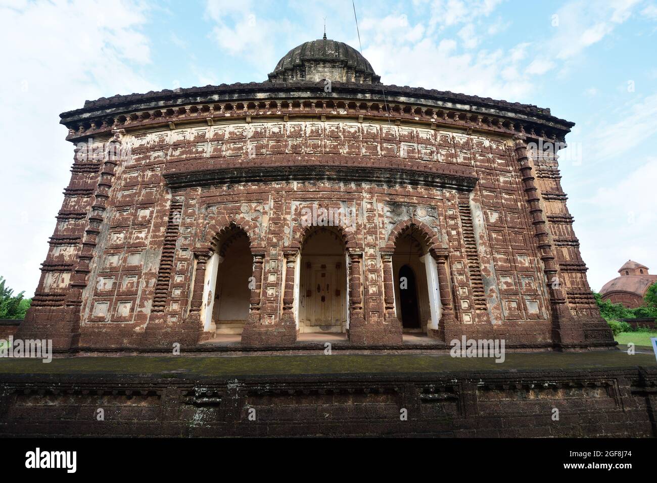 Westliche Fassade des Radhashyam-Tempels, erbaut von Malla-Herrscher Chaitanya Singha im Jahr 1758 n. Chr. Quadratisch auf Plan, dieser Ek-Ratna nach Süden gerichtete Lateritentempel s Stockfoto