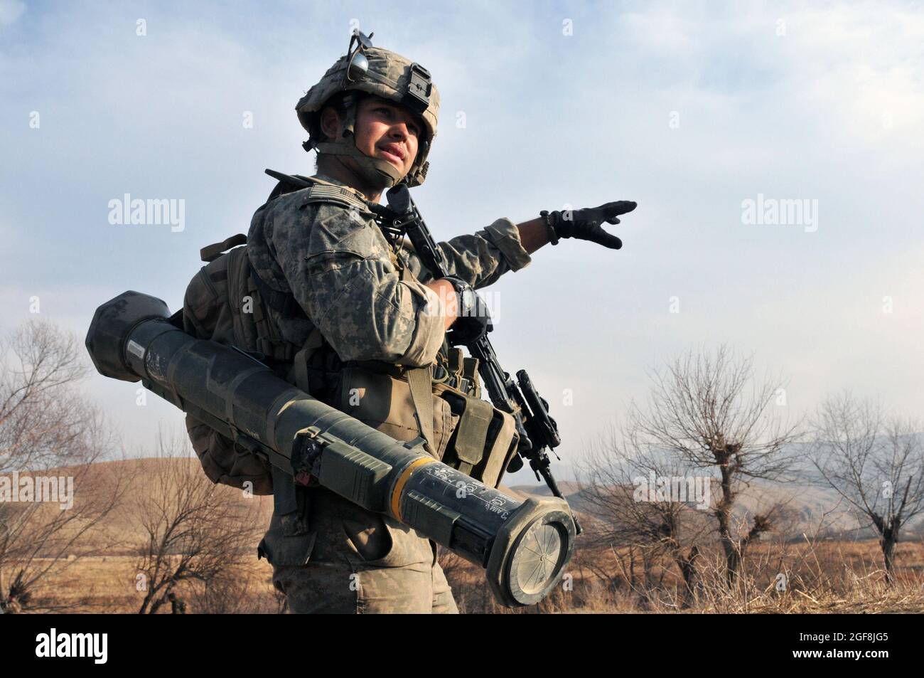 Sgt. Tyson Husk, ein Scout mit White Platoon, Bulldog-Truppe, 7. Squadron, 10. Kavallerie-Regiment, ruft während einer Aufklärungspatrouille im Bezirk Bala Murghab, Provinz Badghis, Afghanistan, im Januar 9 die Richtung der Bewegung auf. Husk und die anderen Kundschafter haben gegnerische Positionen gefunden, um den Mörserbeschuss auf das Ziel einzustellen. Stockfoto