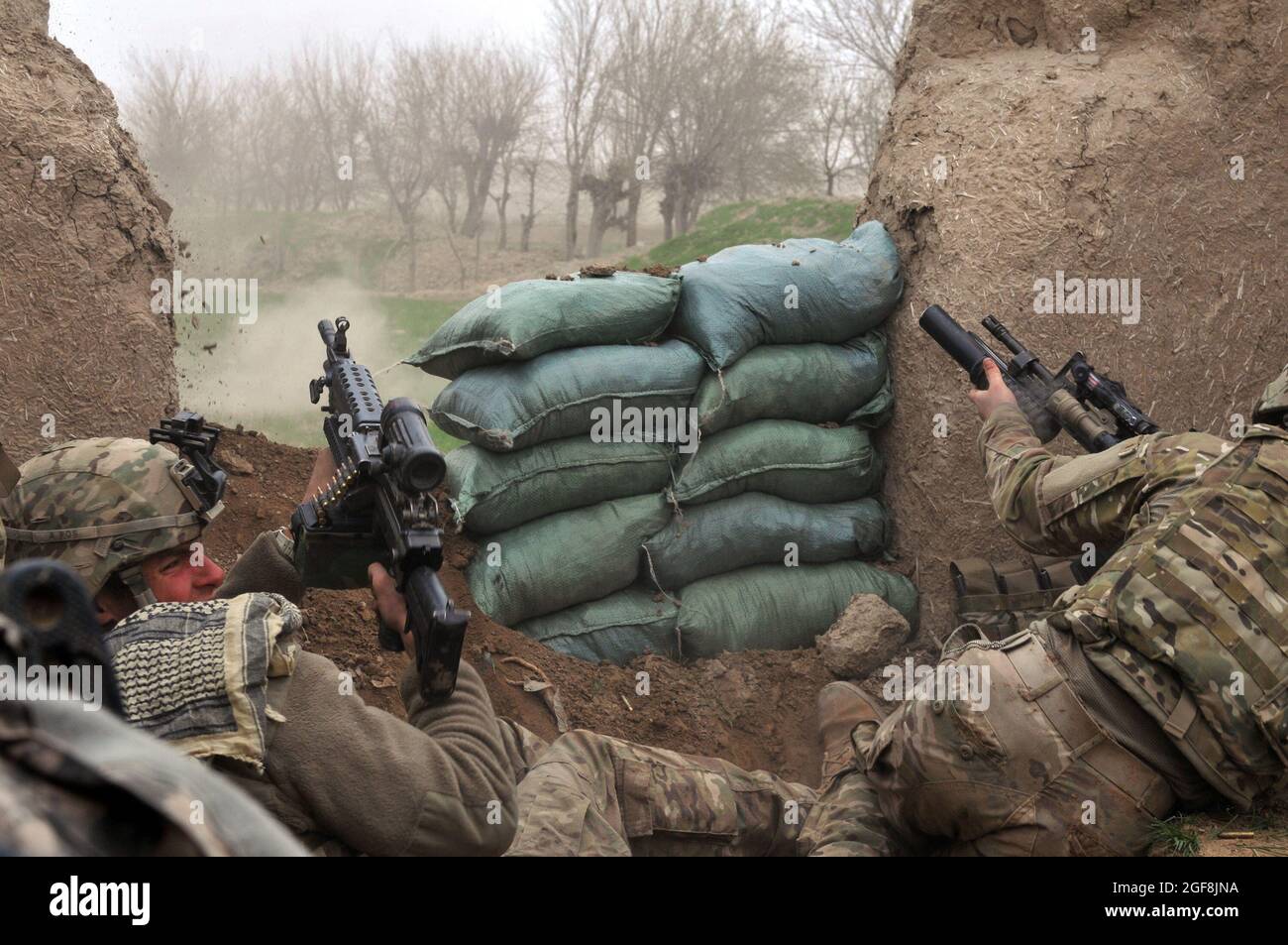 U.S. Army PFC. Ben Bradley (links), eine Bulldog-Truppe, Pfadfinder des Roten Platons (7. Squadron, 10. Kavallerieregiment), entlässt sich als Scout Sgt vom aufständischen Maschinengewehrfeuer. Jeff Sheppard startet während eines Kampfeinsatzes im nördlichen Bala Murghab Valley, Provinz Baghdis, Afghanistan, am 4. April 2011 eine M-203-Granate auf die Position des Feindes. Bradley, Sheppard, US Air Force Tech. Sgt. Kevin Wallace, US Navy Petty Officer 3rd Class Ryan Lee und sein militärischer Arbeitshund ‘Valdo’ wurden bei der Verlobung durch einen Raketenangriff verletzt. Stockfoto