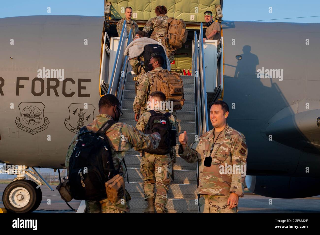 Flugträger, die dem 728. Air Mobility Squadron zugewiesen wurden, besteigen einen KC-135 Stratotanker auf dem Luftwaffenstützpunkt Incirlik, Türkei, bevor sie zur Unterstützung der Operation Allies Refuge nach Südwestasien aufgesetzt wurden, 20. August 2021. Ihr Einsatz unterstützt die vom Präsidenten der Vereinigten Staaten geleitete Mission des US-Militärs, die sichere und zweckmäßige Evakuierung von US-Bürgern, Visa für Sondereinwanderer und anderen gefährdeten Afghanen aus Afghanistan zu erleichtern. Dank seiner strategischen Lage dient Incirlik ab als Energieprojektionsplattform und unterstützt den Betrieb sowohl im U.S. European Command als auch im U.S. Centra Stockfoto