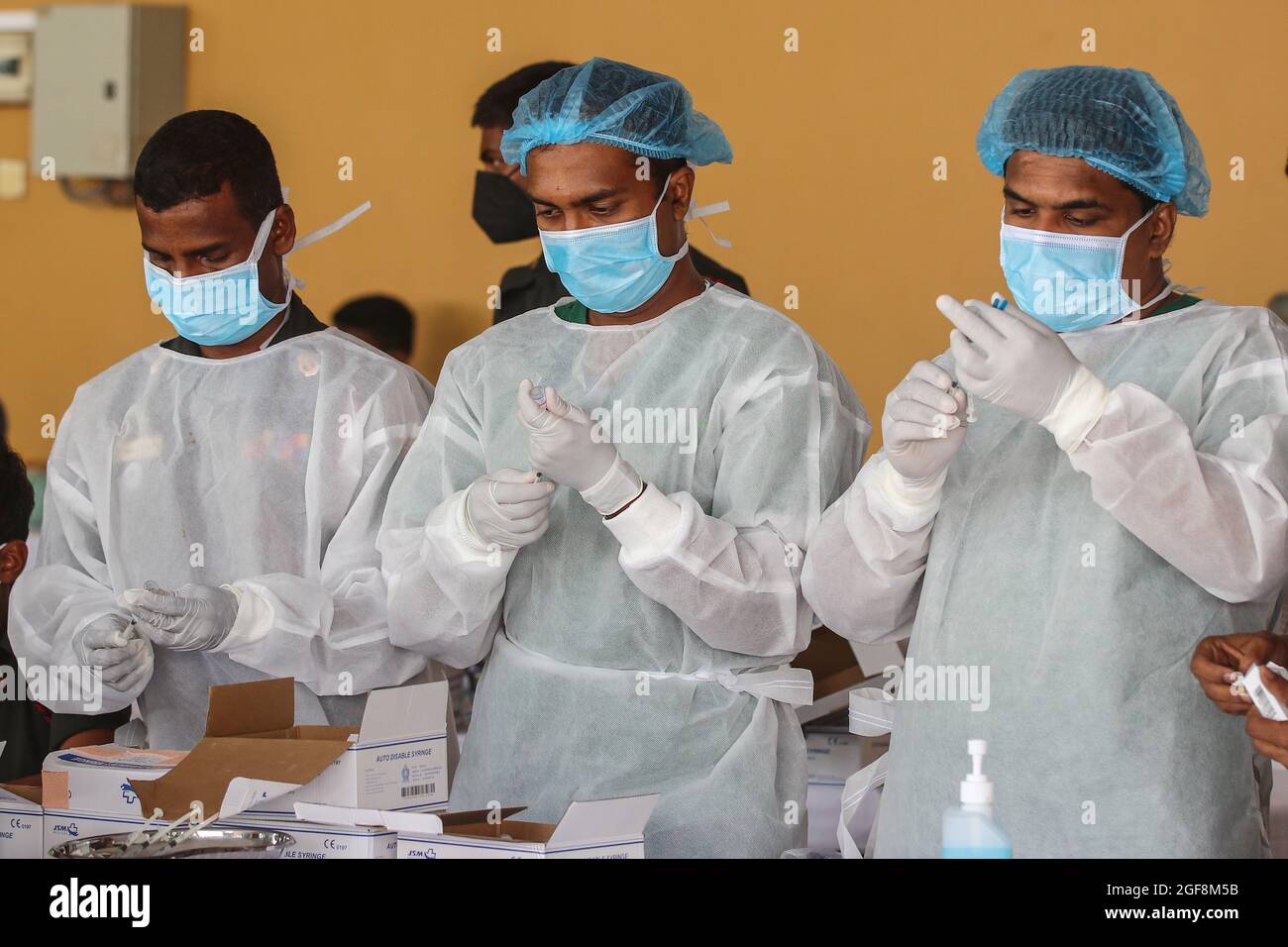 Das Impfprogramm der Regierung, das Teil ihrer Bekämpfung der Ausbreitung des Coronavirus ist, wurde im Viharamahadevi Park in Colombo trotz der anhaltenden zehntägigen Inselsperre am 23. August 2021 fortgesetzt. (Foto von Saman Abesiriwardana/Pacific Press/Sipa USA) Stockfoto