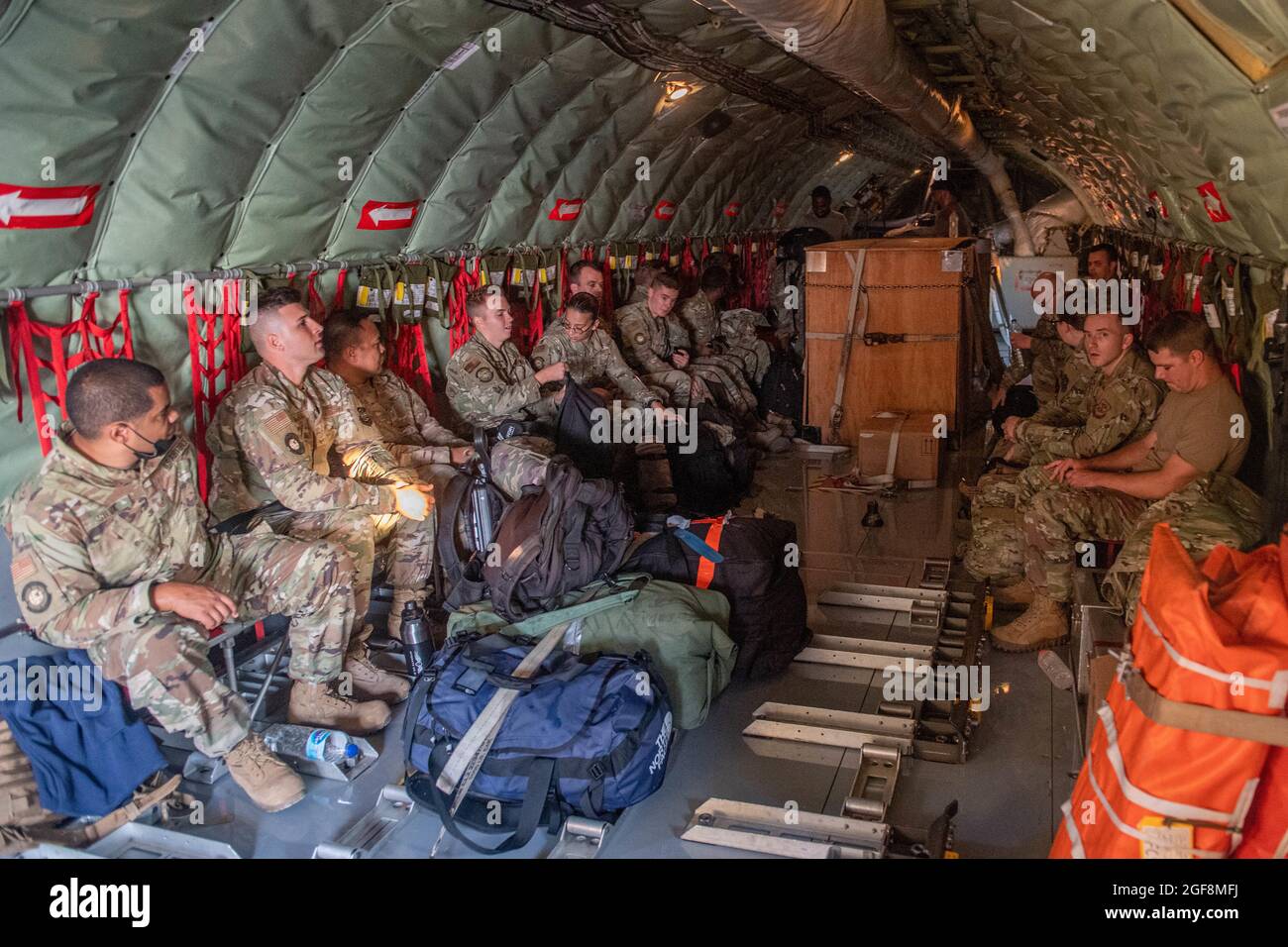 Die dem 728. Air Mobility Squadron zugewiesenen Flieger bereiten sich auf den Start in einem KC-135 Stratotanker auf dem Luftwaffenstützpunkt Incirlik, Türkei, vor, in Südwestasien zur Unterstützung der Operation Allies Refuge, 20. August 2021, einzusetzen. Ihr Einsatz unterstützt die vom Präsidenten der Vereinigten Staaten geleitete Mission des US-Militärs, die sichere und zweckmäßige Evakuierung von US-Bürgern, Visa für Sondereinwanderer und anderen gefährdeten Afghanen aus Afghanistan zu erleichtern. Dank seiner strategischen Lage dient Incirlik ab als Power-Projection-Plattform und unterstützt den Betrieb sowohl im US-amerikanischen European Comman Stockfoto