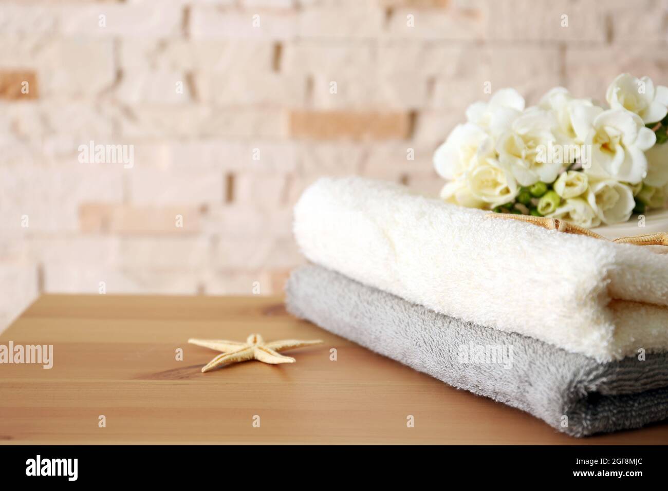 Handtücher mit Blumen auf dem Tisch Stockfotografie - Alamy
