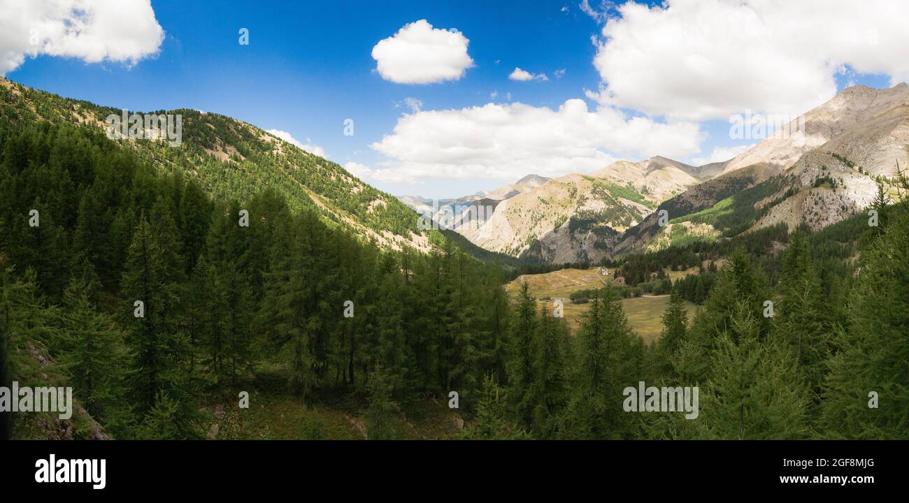 Panorama auf das Tal von Chadoulin unter dem See von Allos in der Mercanour in Südfrankreich im Sommer. Stockfoto