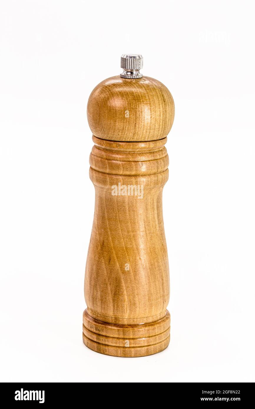 Salz- und Pfeffermühle aus Holz, rustikales Küchengerät auf isoliertem weißem Hintergrund. Stockfoto