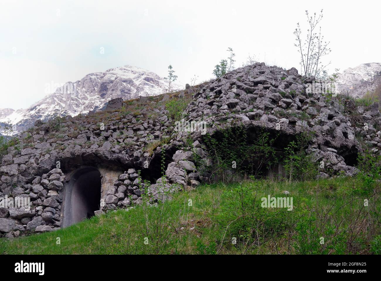 Slowenien. Tolminka Tal. Bunker der Alpinen Mauer. Es war ein italienisches Befestigungssystem entlang der 1851 km langen italienischen Nordgrenze, das in den Jahren vor dem Zweiten Weltkrieg vom Diktator Benito Mussolini erbaut wurde. Stockfoto