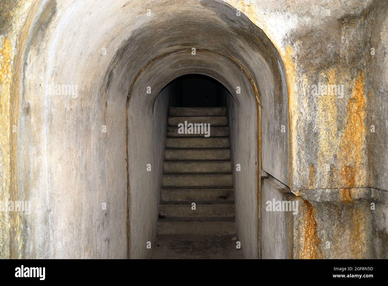 Slowenien. Tolminka Tal. Bunker der Alpinen Mauer. Es war ein italienisches Befestigungssystem entlang der 1851 km langen italienischen Nordgrenze, das in den Jahren vor dem Zweiten Weltkrieg vom Diktator Benito Mussolini erbaut wurde. Innen. Stockfoto