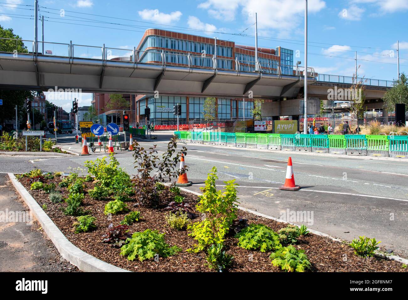 Neubepflanzung rund um den Broadmarsh Car Park und den College City Hub in Nottingham City, Nottinghamshire, England Stockfoto